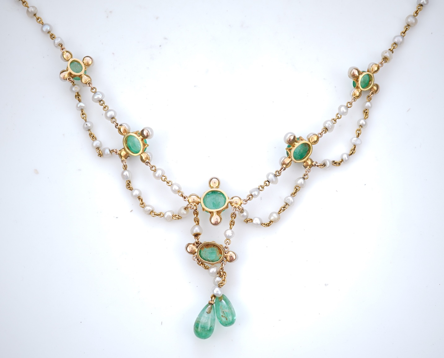 An Edwardian emerald and pearl necklace, early 20th century